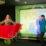 Al estilo de un Café Concert “Rebobinando” nos revive los años 70 y 80 con una buena dosis de diversión.
